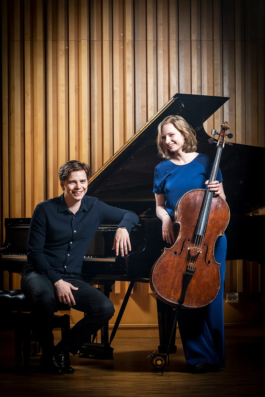 Kristian Winiarski med violincell och Pontus Carron framför pianot