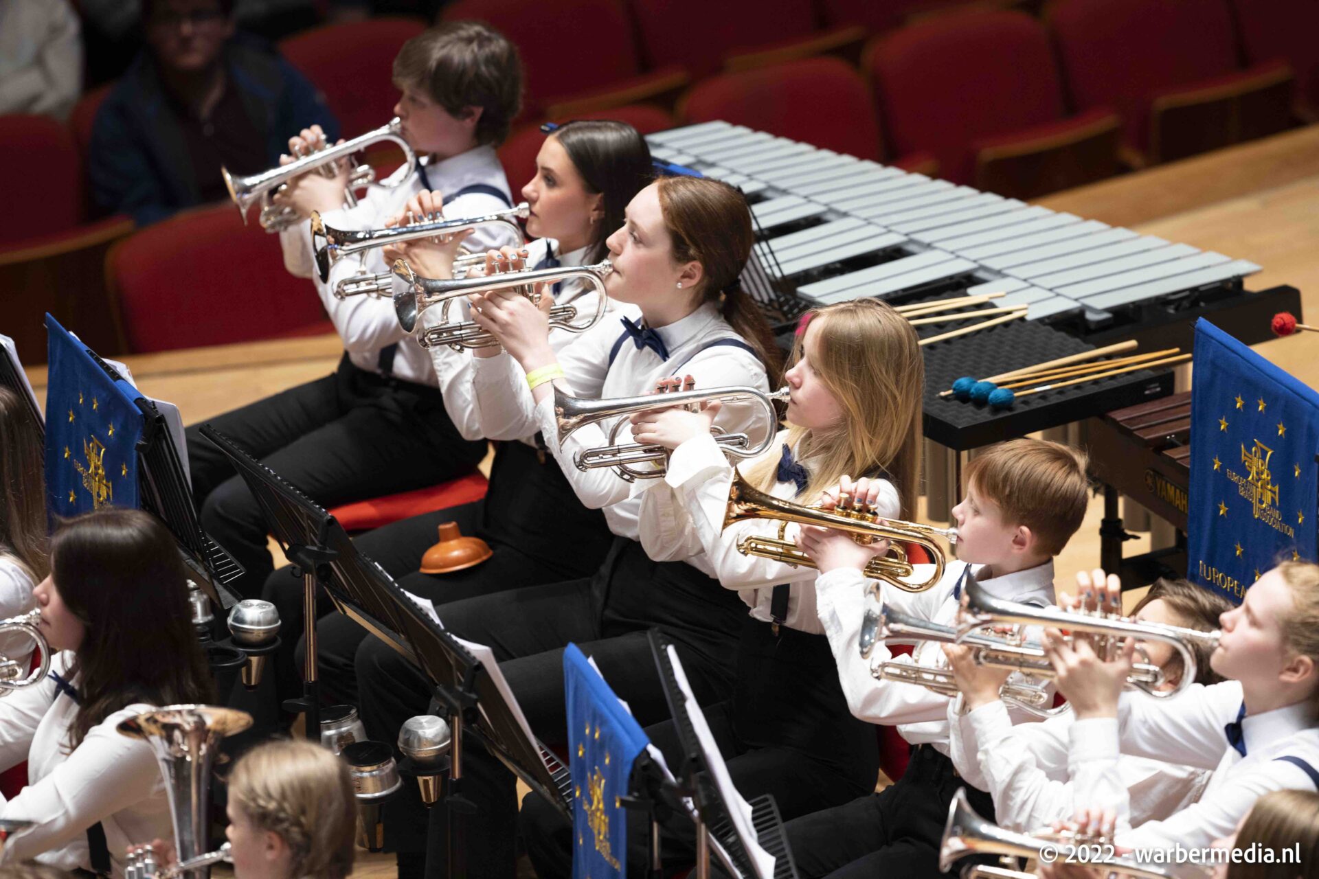 ungdomar som spelar i ett brassband.