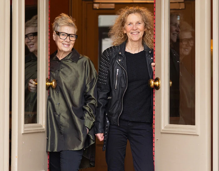 Nadja och Anna står i en dörröppning på Ystad Teater