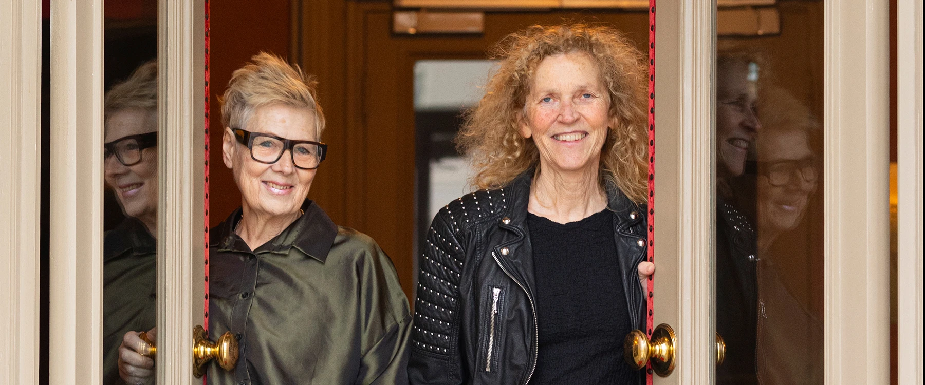 Nadja och Anna står i en dörröppning på Ystad Teater