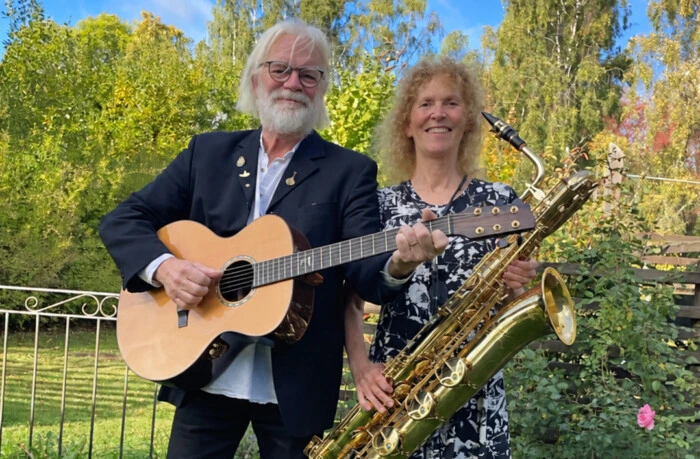 Mikael Retsler, gitarr och sång och Anna Hedar, saxofoner och sång.