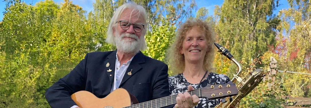 Mikael Retsler, gitarr och sång, tillsammans med Anna Hedar, saxofoner och sång