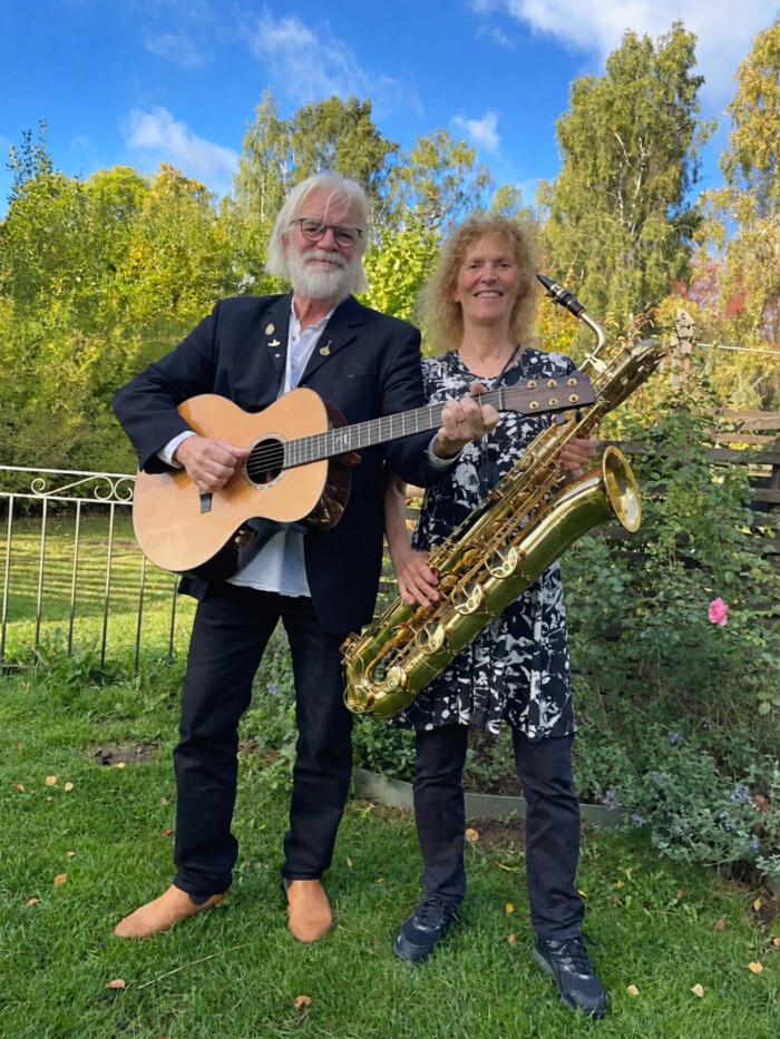Mikael Retsler, gitarr och sång och Anna Hedar, saxofoner och sång.